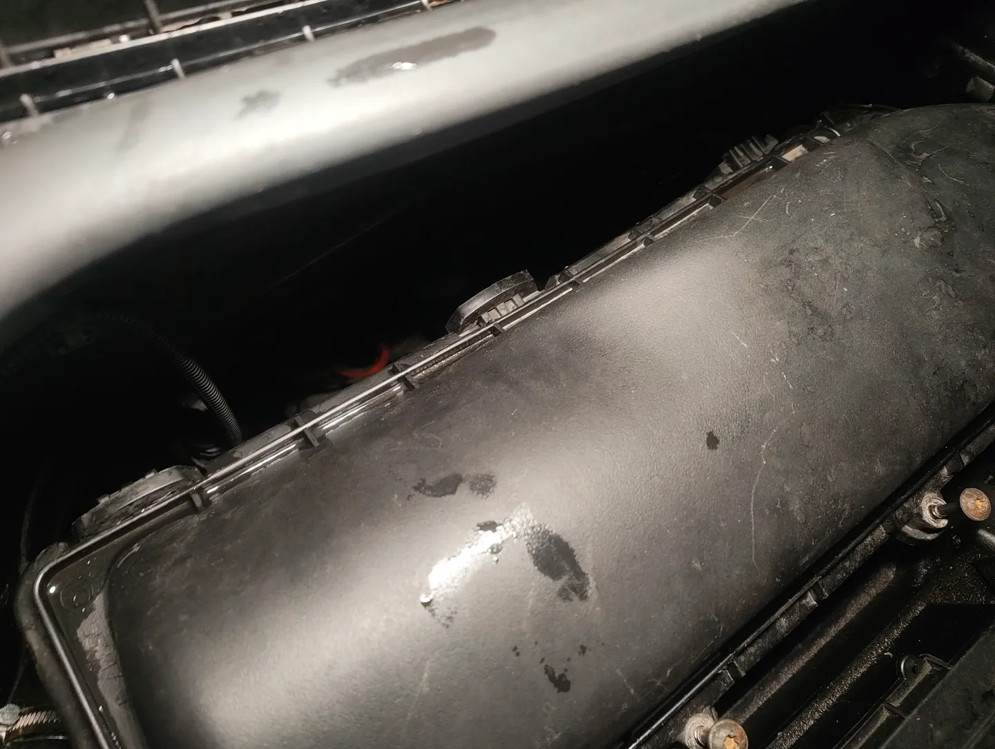 Air filter housing latches