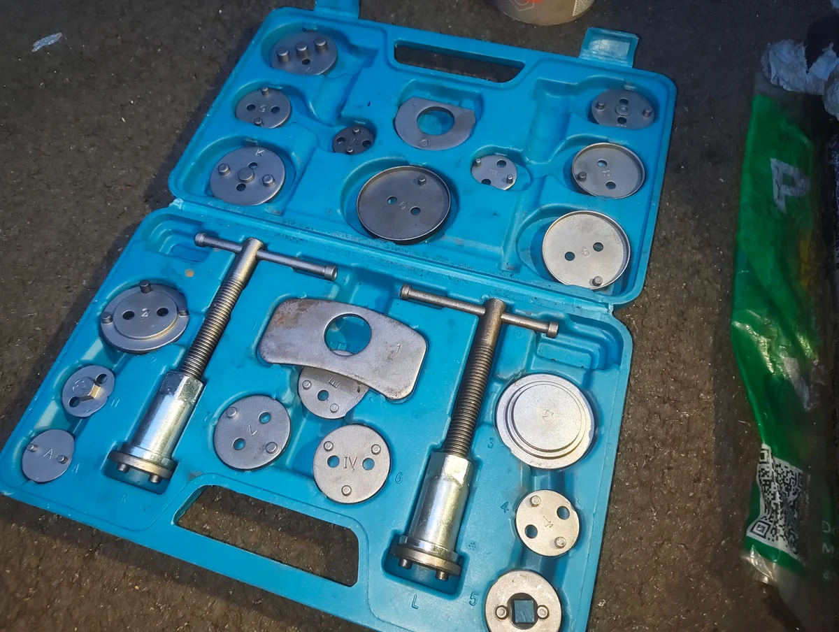 Brake caliper retraction tool