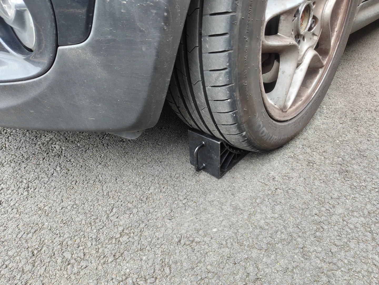 Chock on the offside front wheel