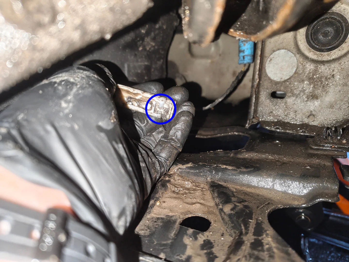 Circling brake pad sensor connector