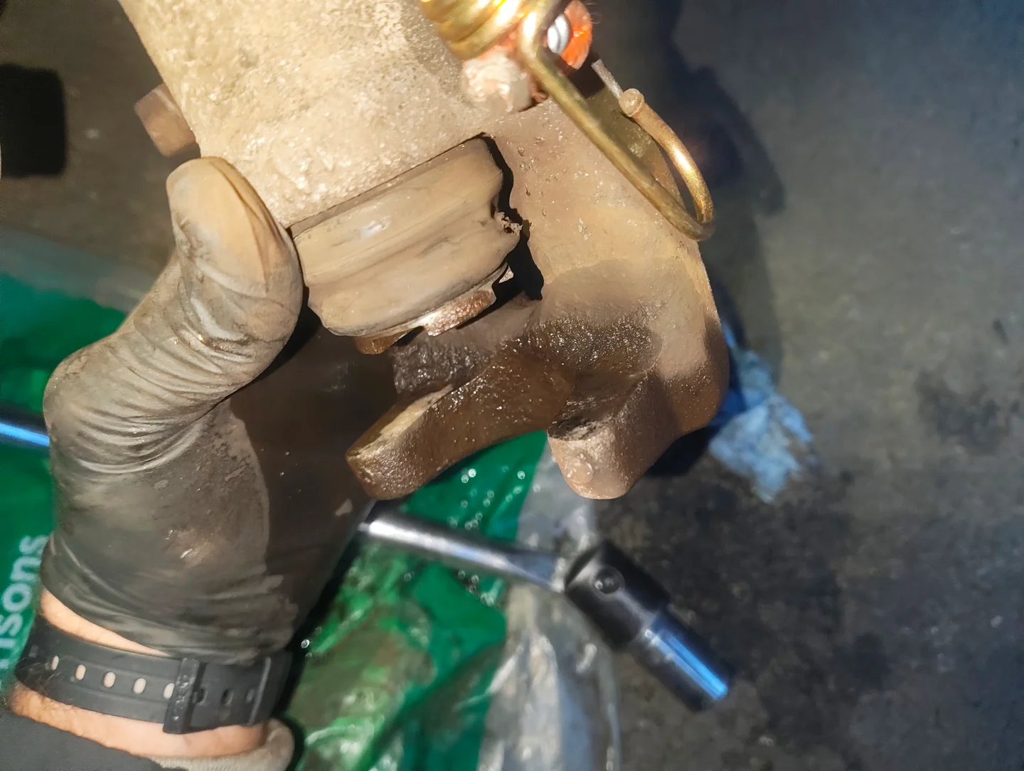 Cleaning brake caliper prongs