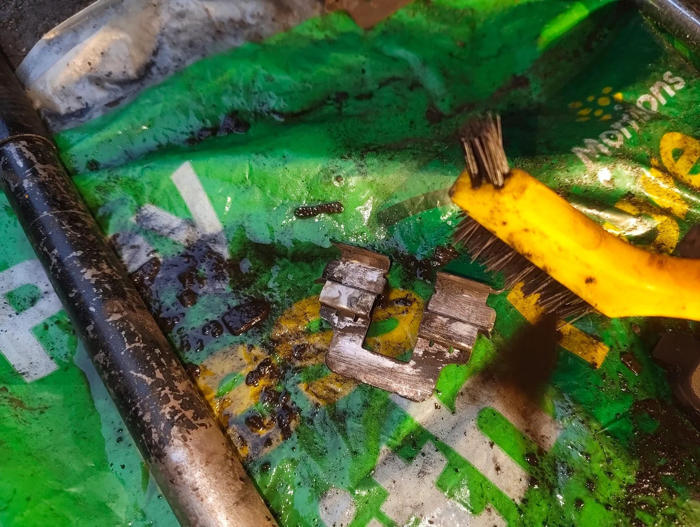 Cleaning rear brake caliper shims