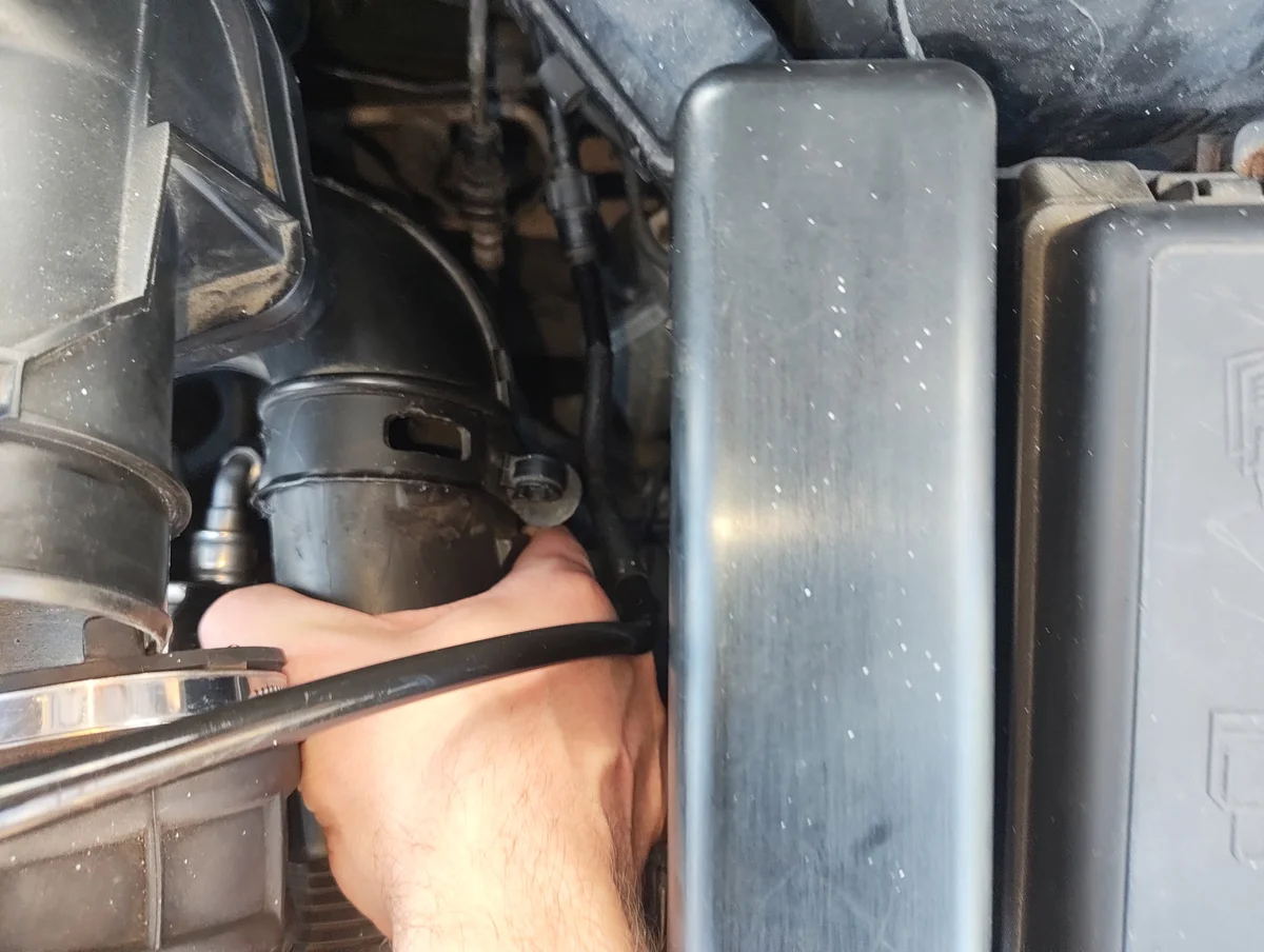 Disconnecting air intake duct from air filter housing