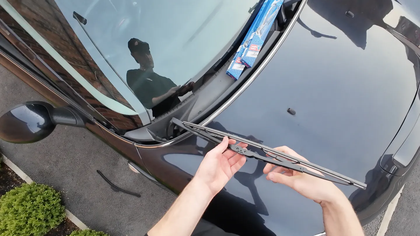 Fitted nineteen inch bosch wiper blade