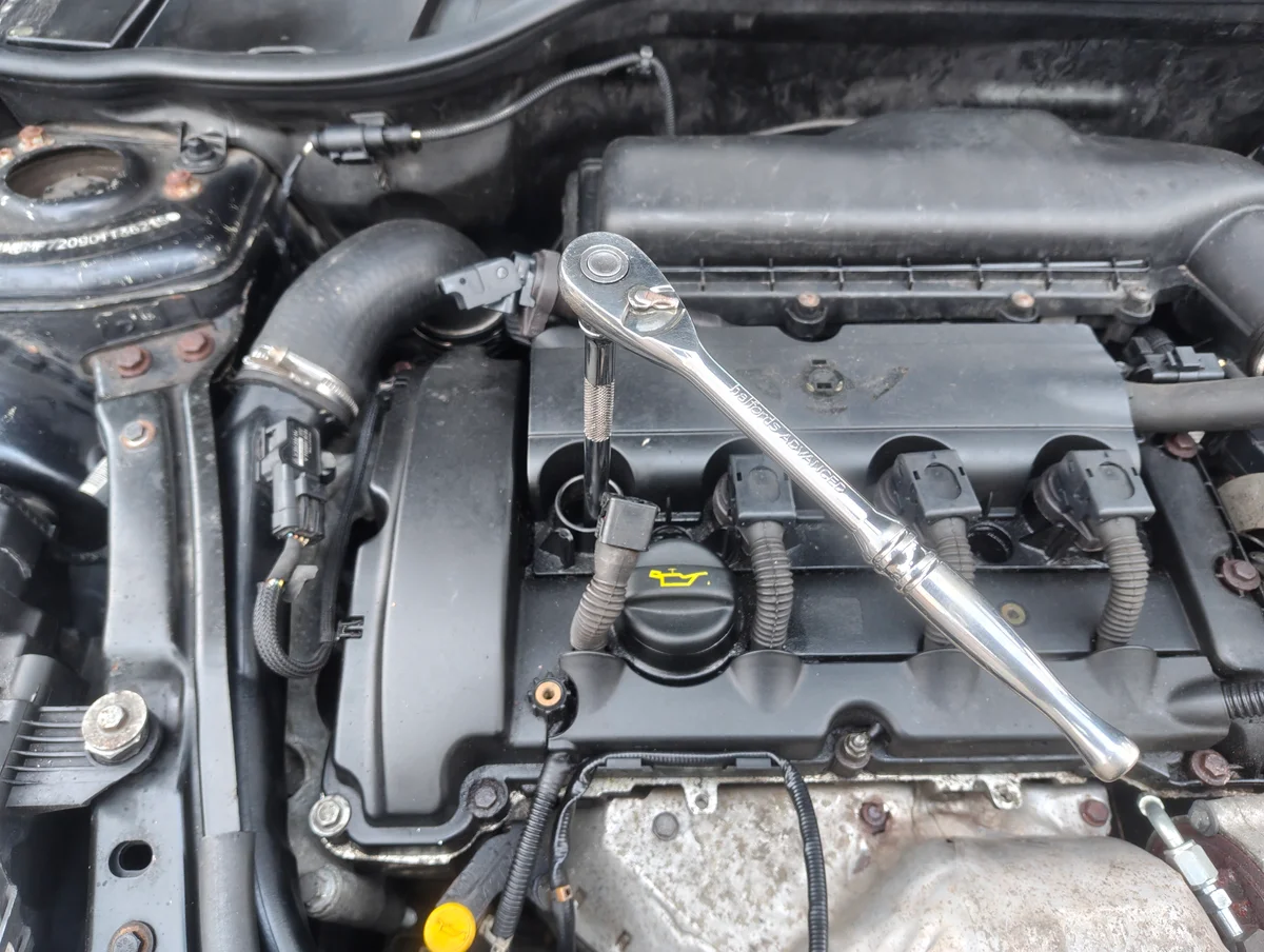 Inserted spark plug socket