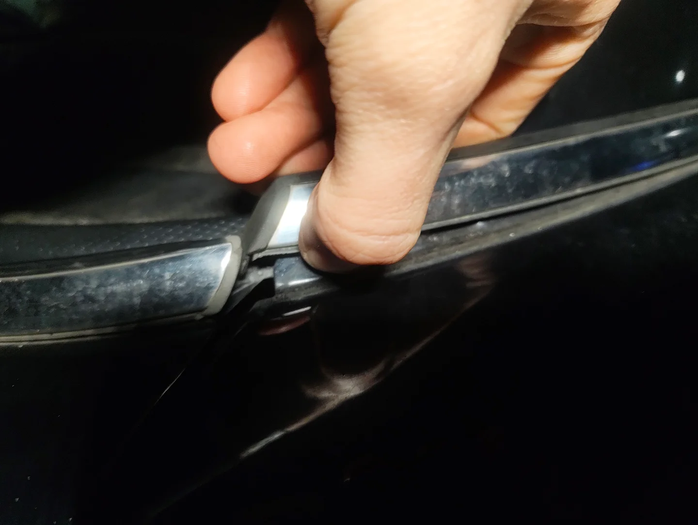 Lifting nearside front wing trim