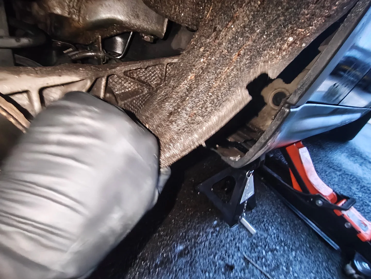 Lifting wheel well carpet