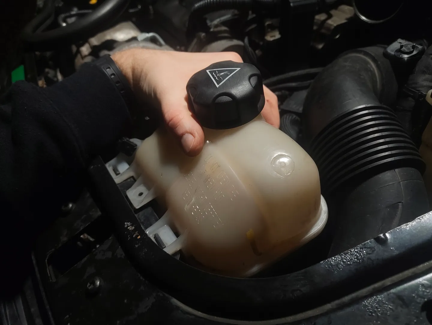 Prying coolant reservoir
