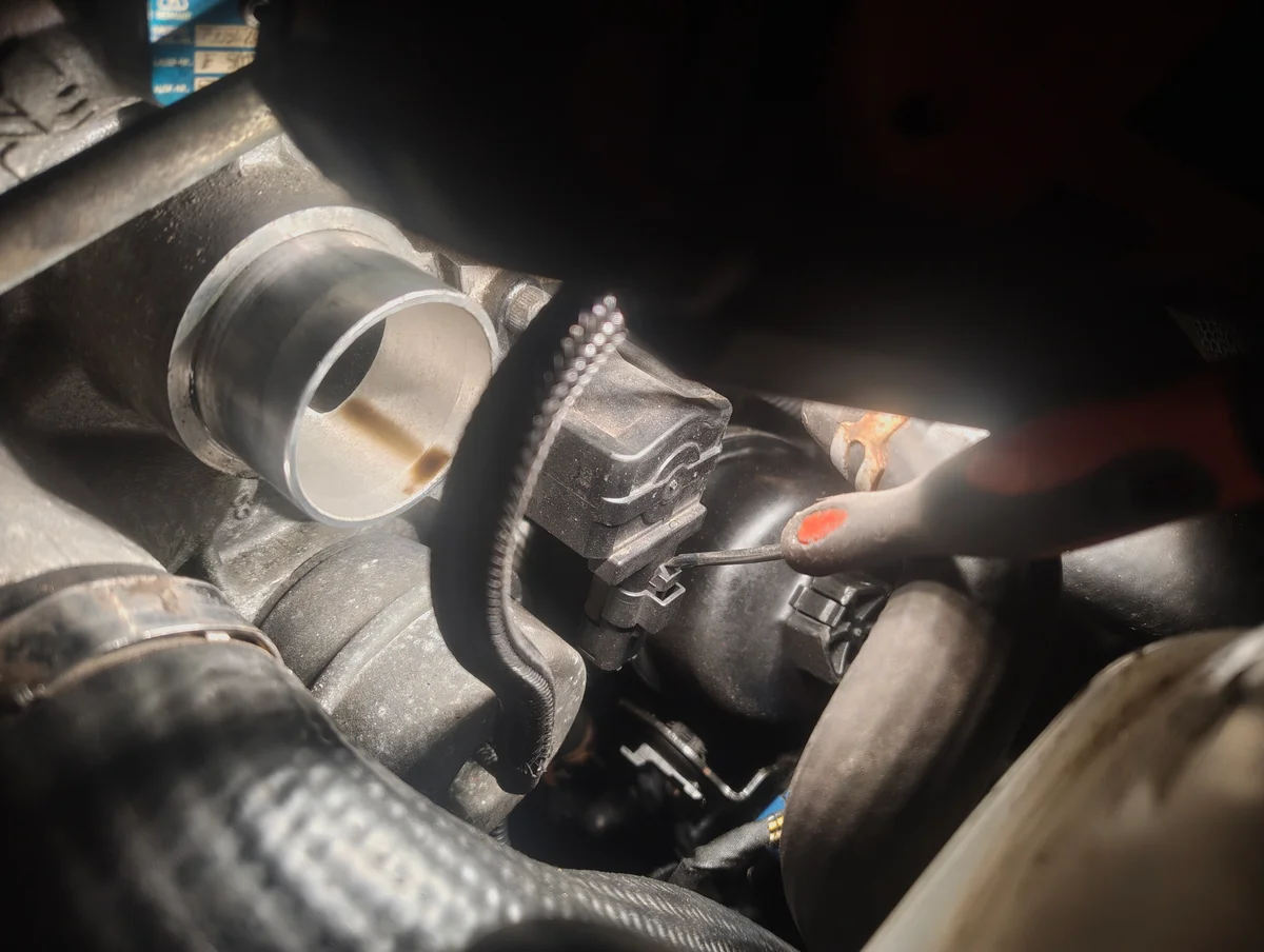 Prying diverter valve connector