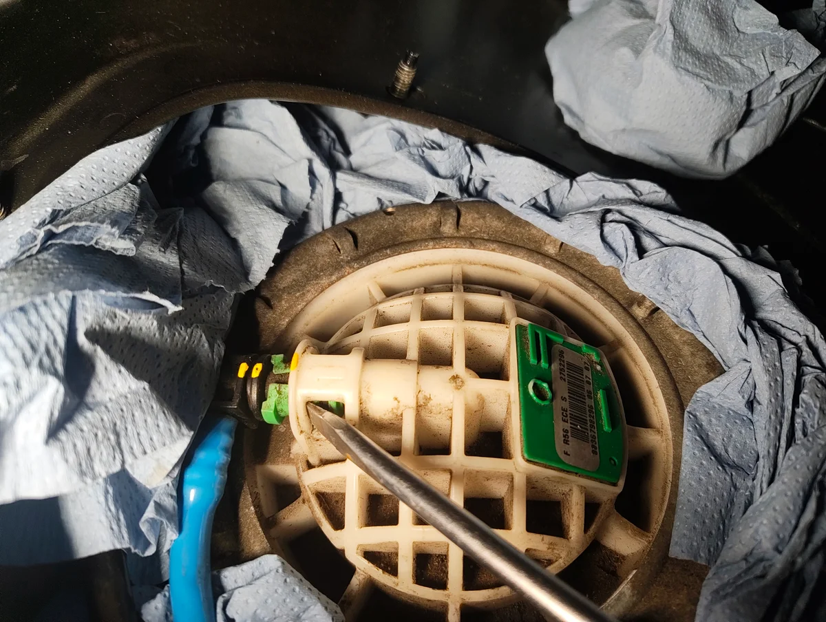 Prying fuel filter connector tooth