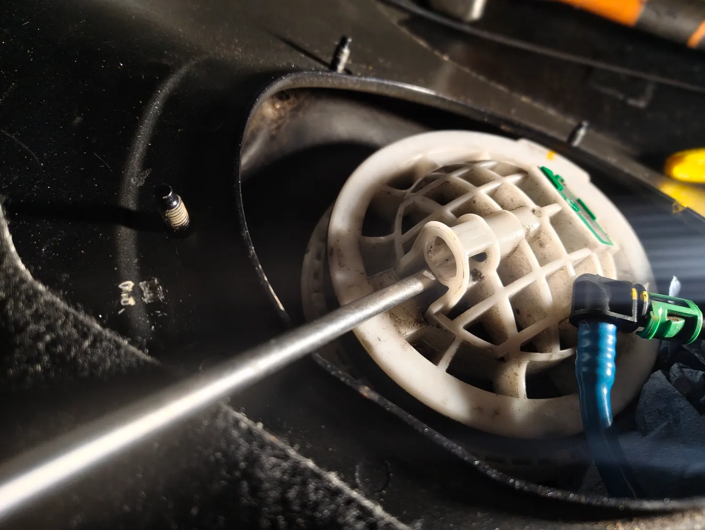 Prying up fuel filter housing