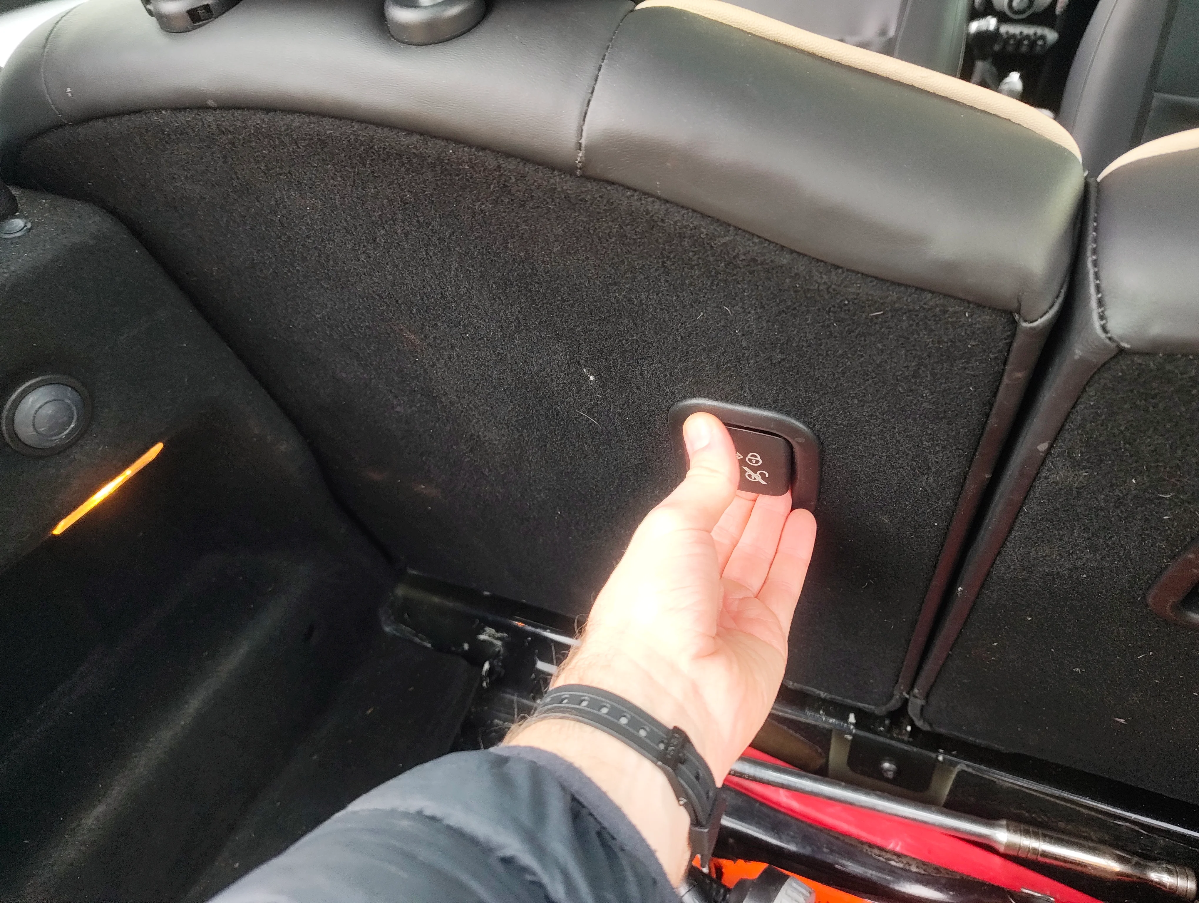 Pulling rear seat back lever