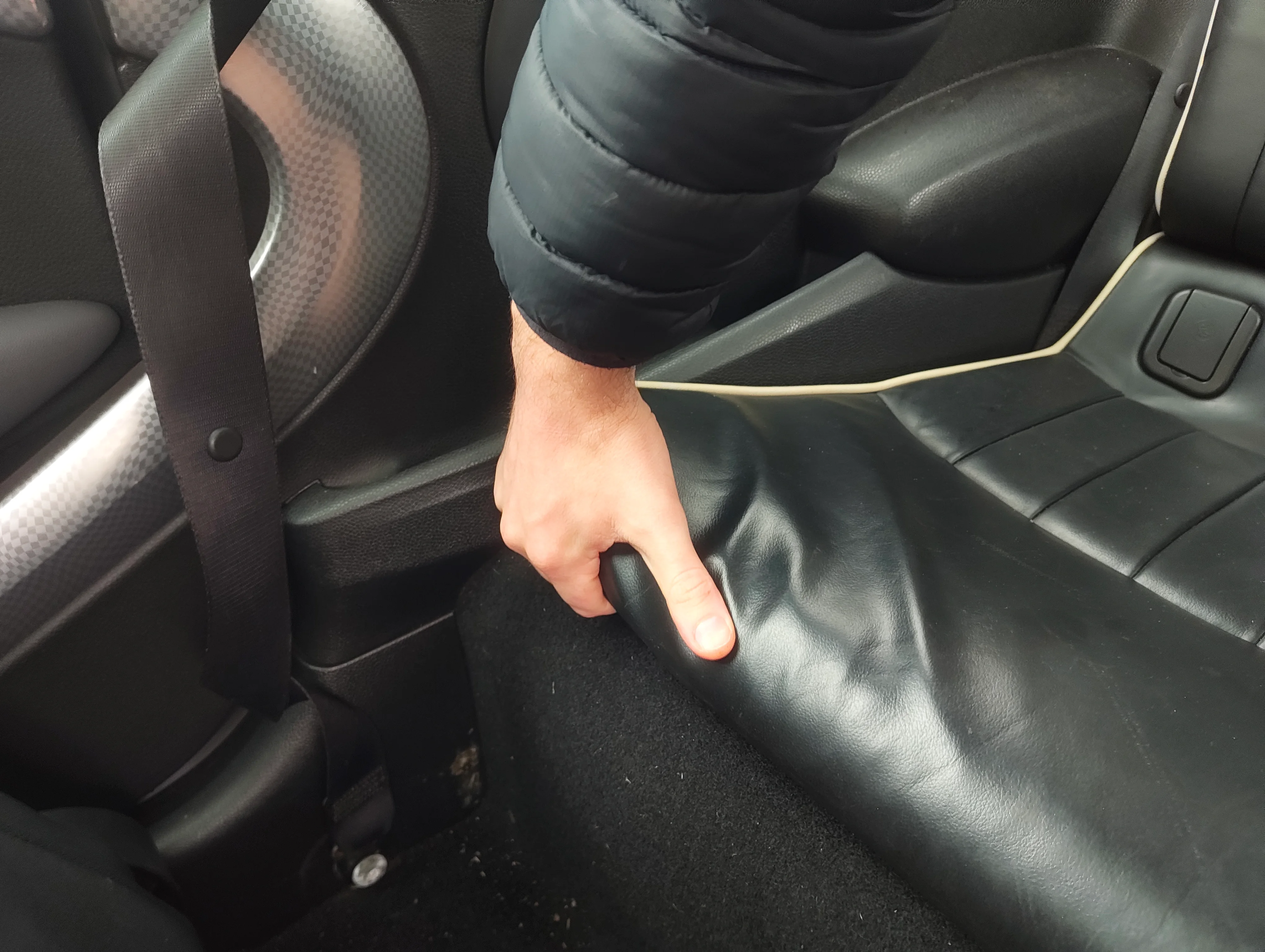 Pulling rear seat right corner