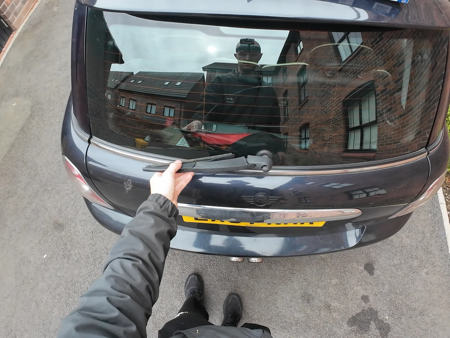 Pulling rear wiper blade