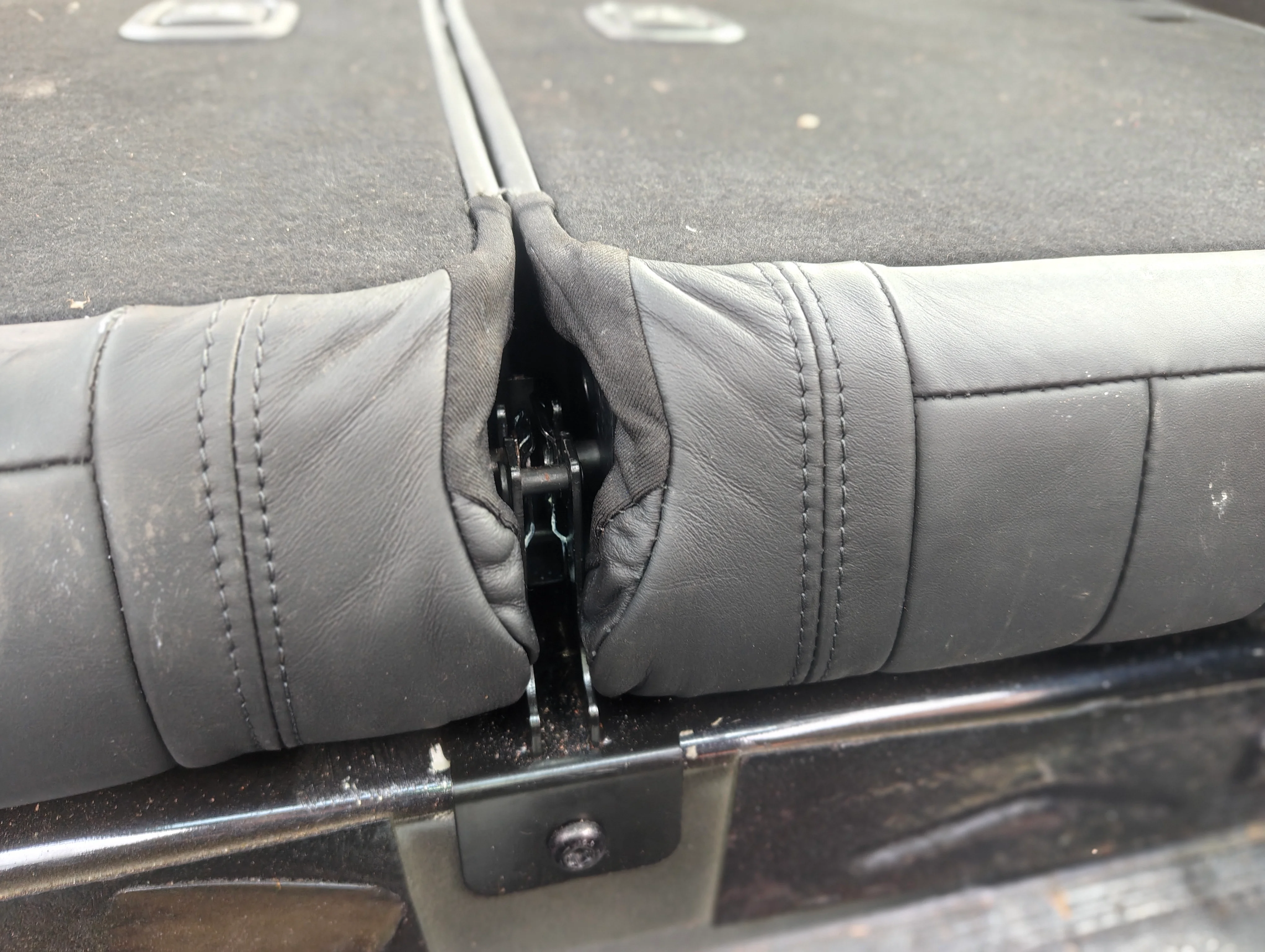 Rear seats center hinge