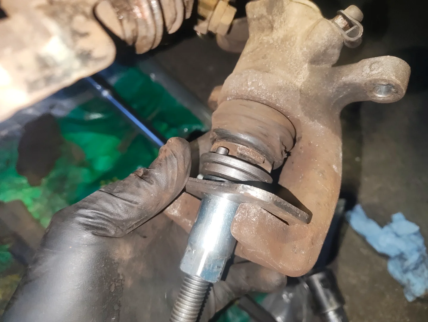Retracting brake caliper piston