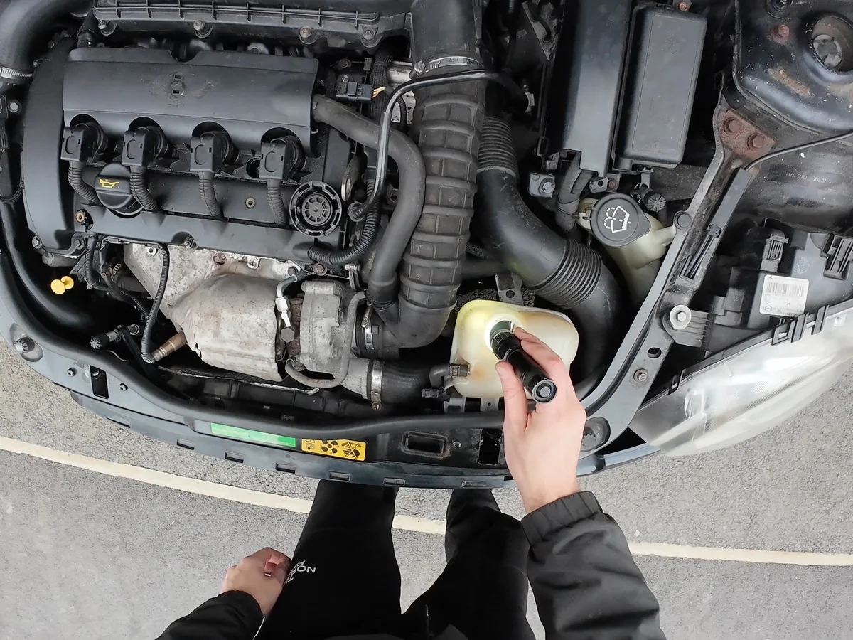 Shining torch down coolant reservoir