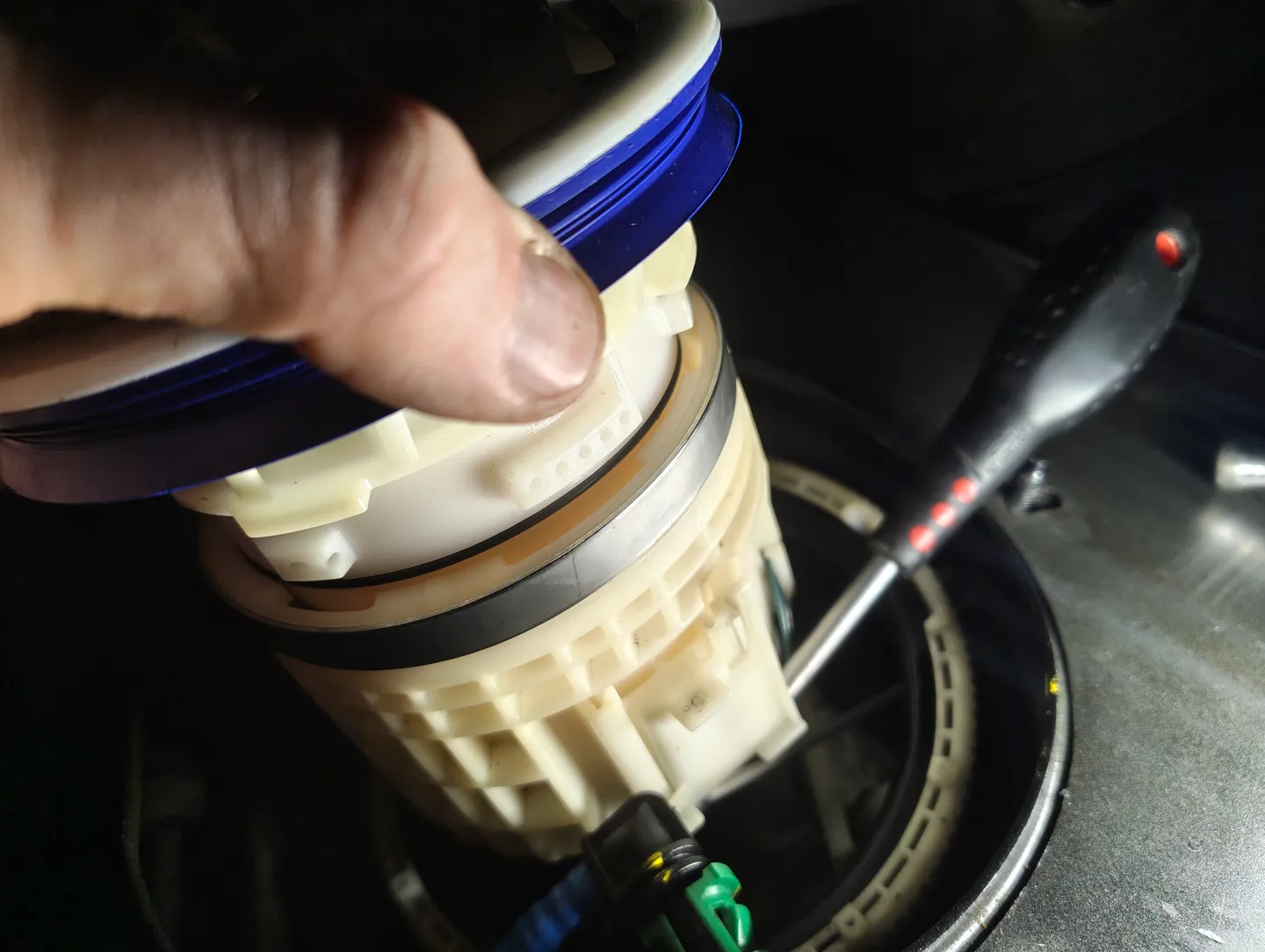 Slotting fuel filter housing lid back on