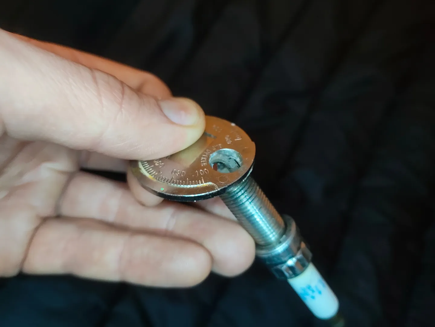 Spark plug inside gauge tool