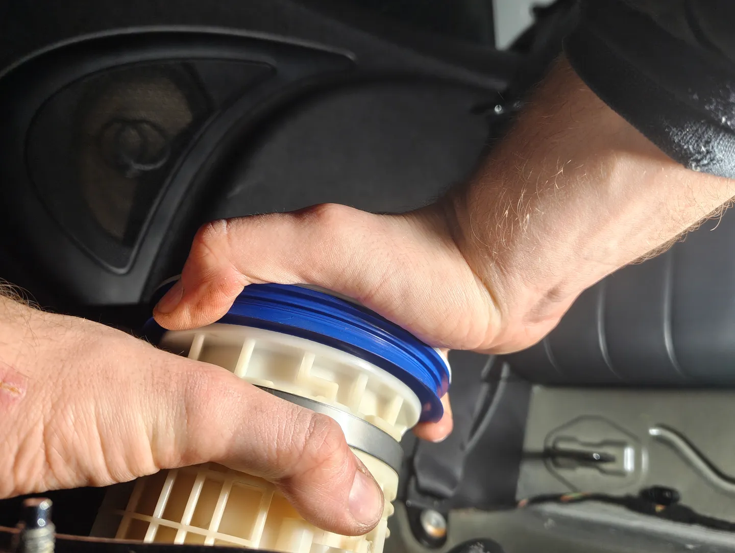 Tightening fuel filter lid