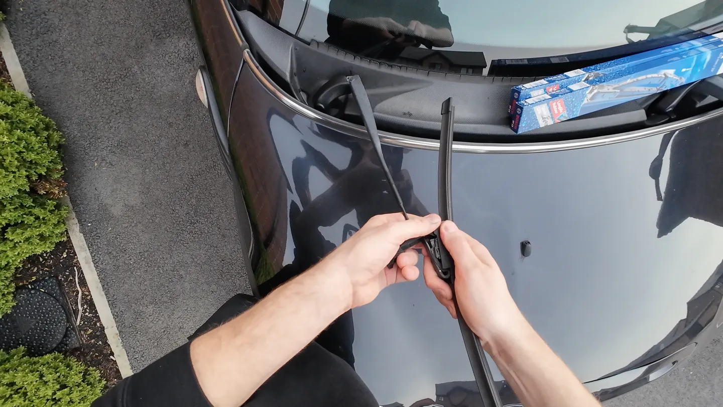 Tilting nineteen inch bosch wiper blade with a clasp