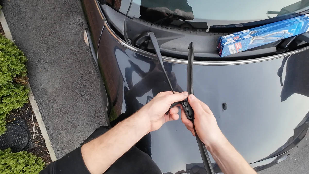 Tilting nineteen inch bosch wiper blade with a clasp