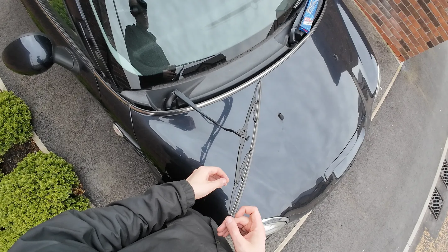 Tilting nineteen inch bosch wiper blade