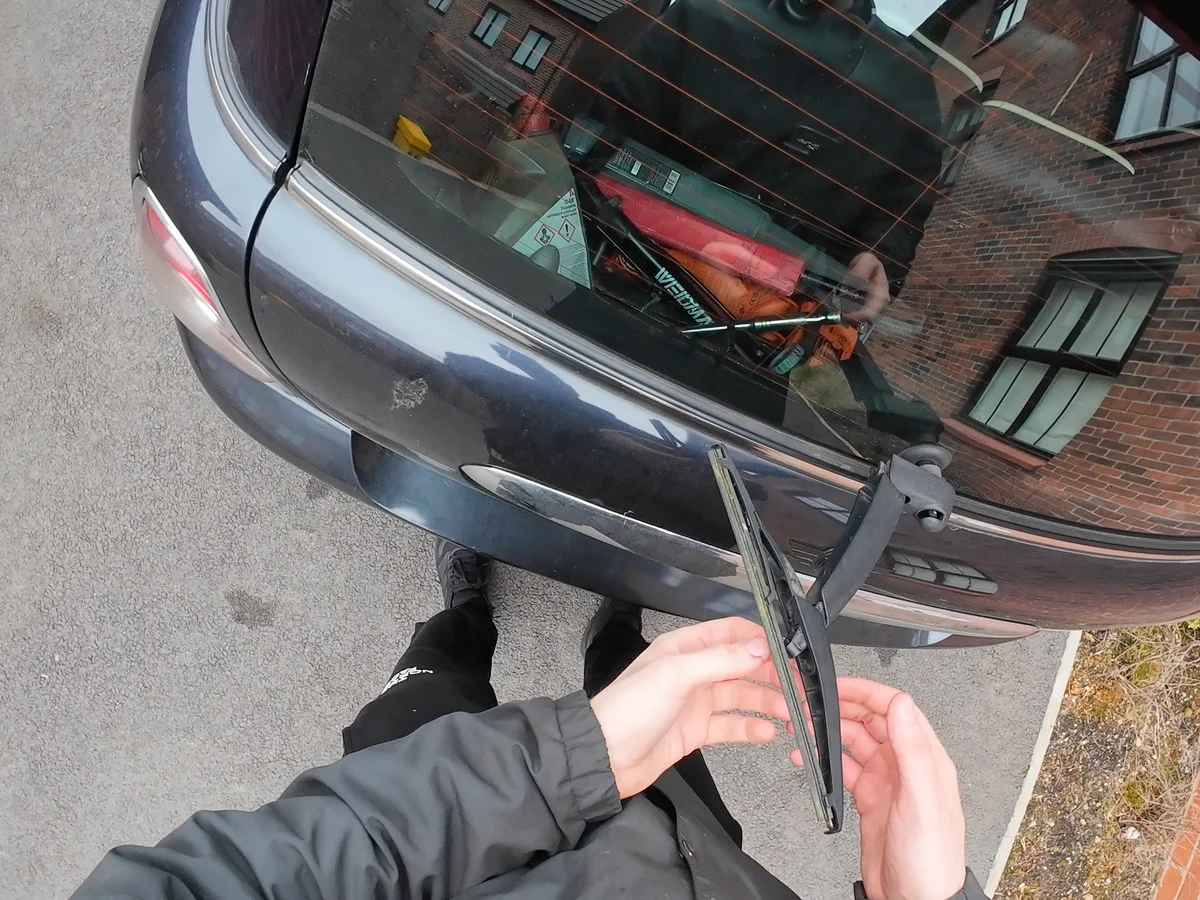 tiltingRearWiperBlade