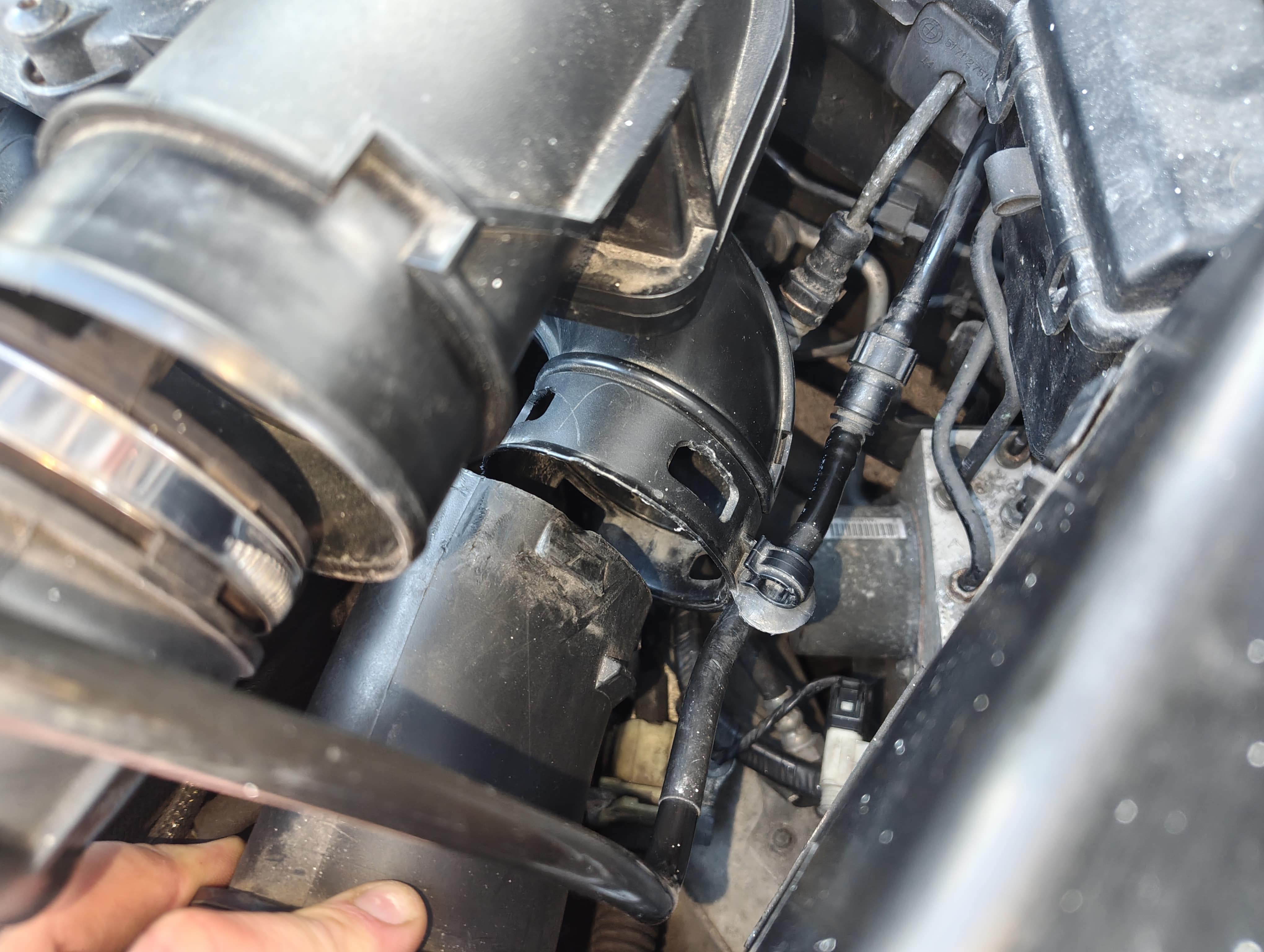 Disconnected air filter duct from air filter housing